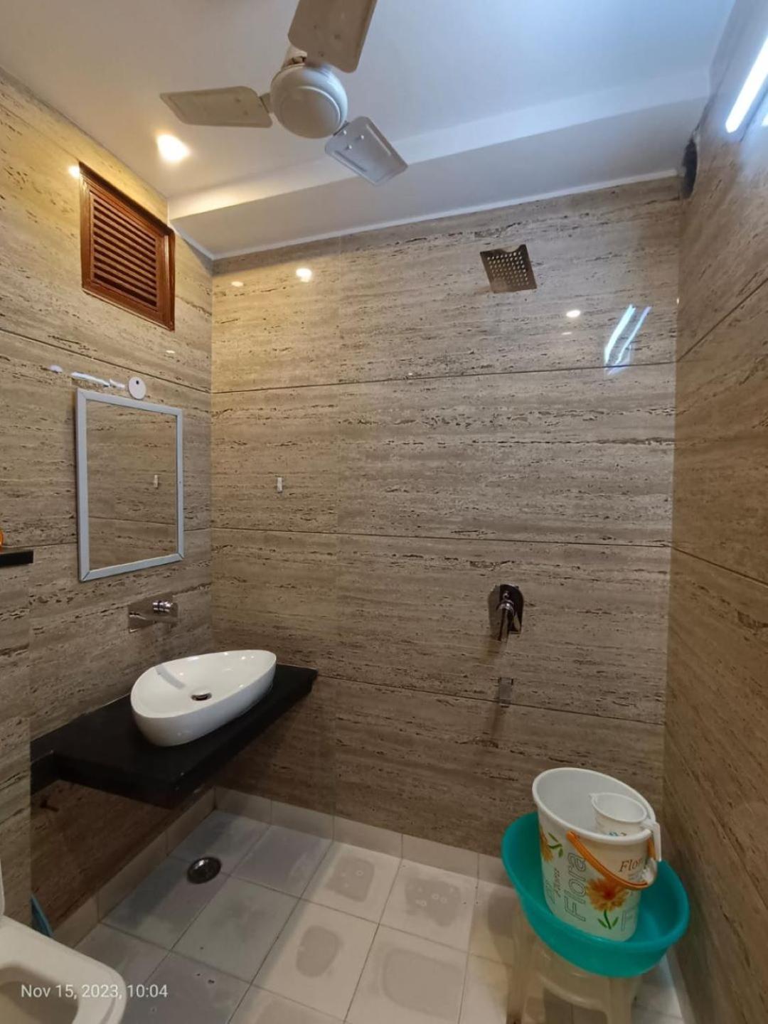 Hotel Perfect Spot- Main Bazar - Walking Metro Station New Delhi Exterior photo