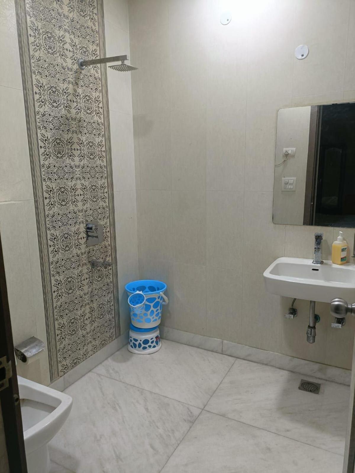 Hotel Perfect Spot- Main Bazar - Walking Metro Station New Delhi Exterior photo