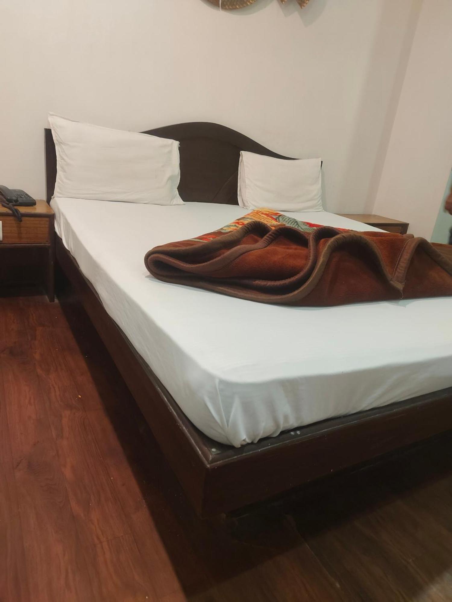 Hotel Perfect Spot- Main Bazar - Walking Metro Station New Delhi Exterior photo