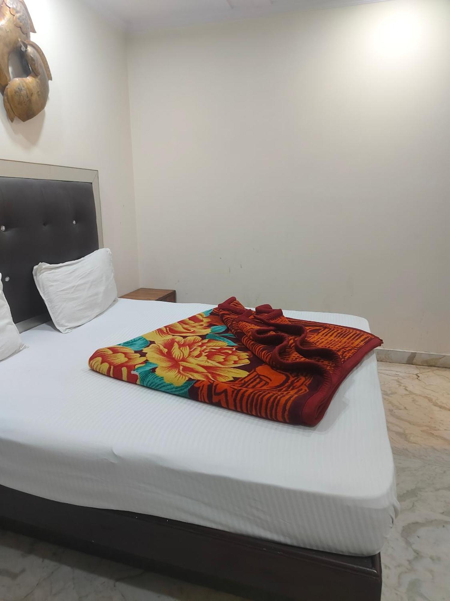 Hotel Perfect Spot- Main Bazar - Walking Metro Station New Delhi Exterior photo