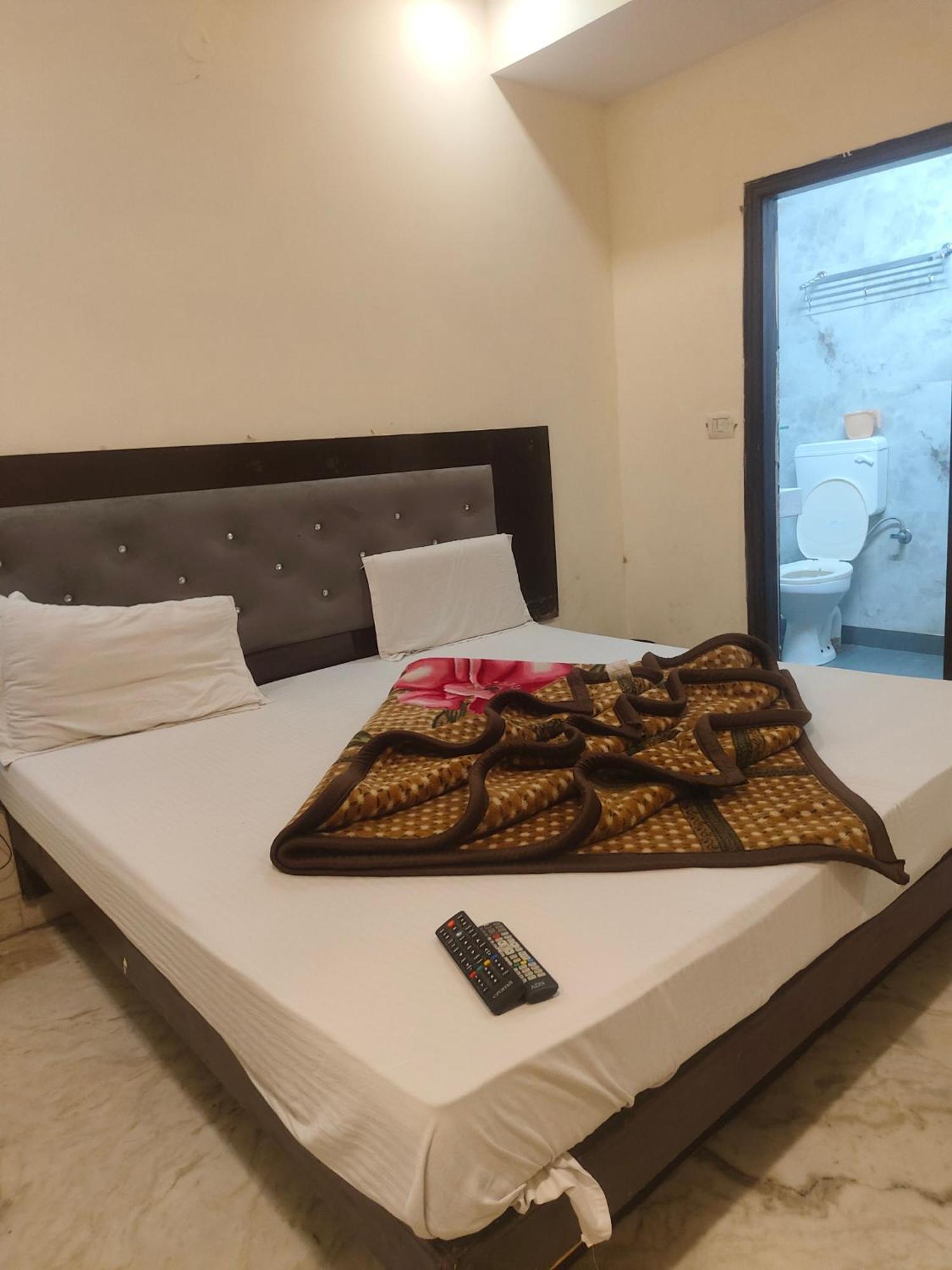 Hotel Perfect Spot- Main Bazar - Walking Metro Station New Delhi Exterior photo