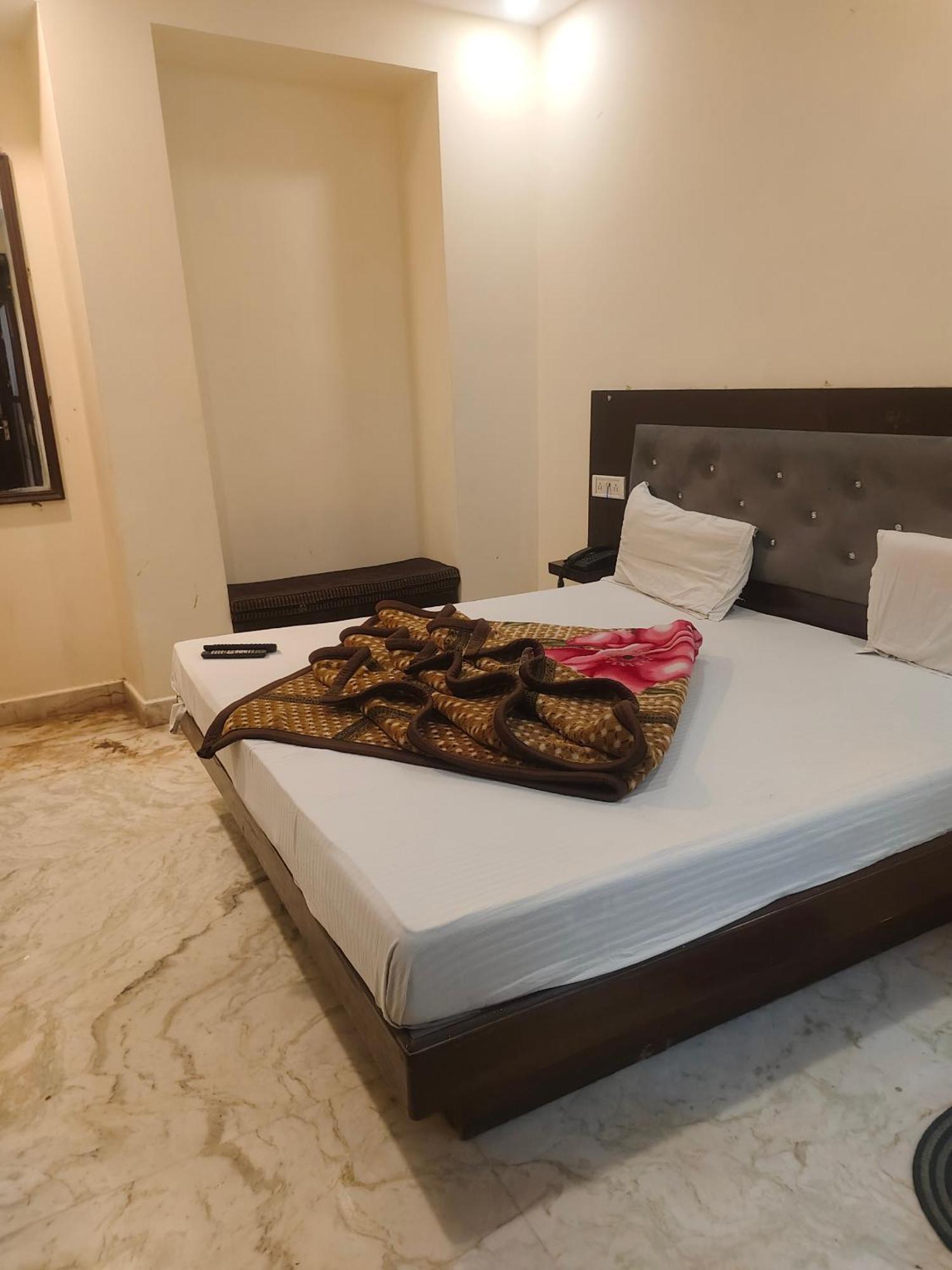 Hotel Perfect Spot- Main Bazar - Walking Metro Station New Delhi Exterior photo